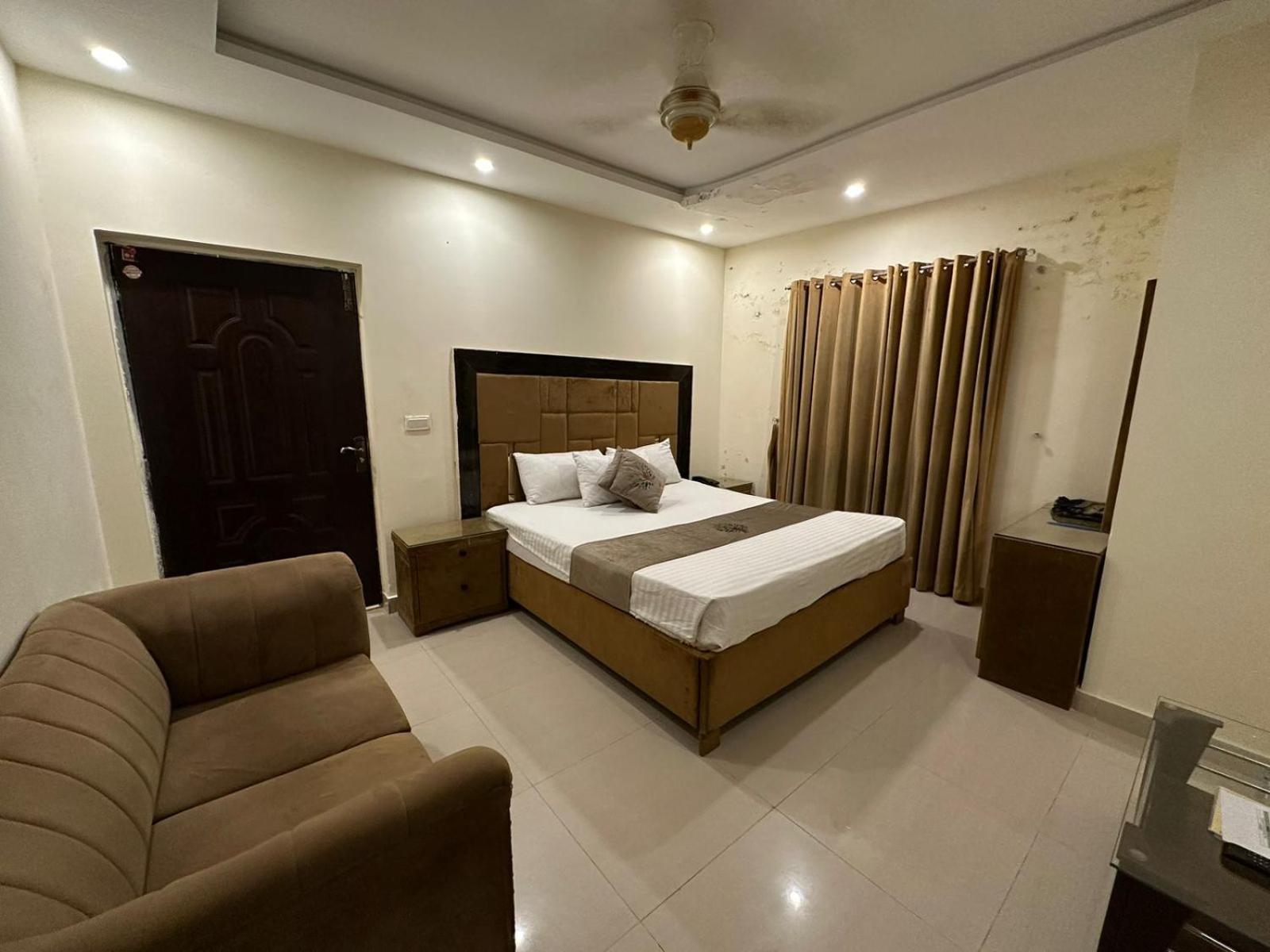 Hotel Green Fort Gulberg Lahore Bagian luar foto