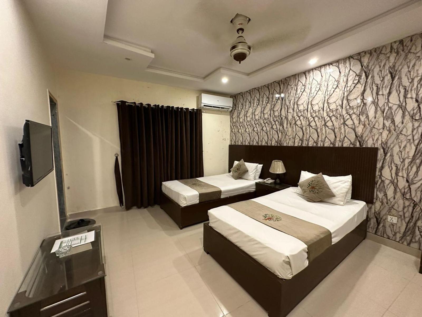 Hotel Green Fort Gulberg Lahore Bagian luar foto